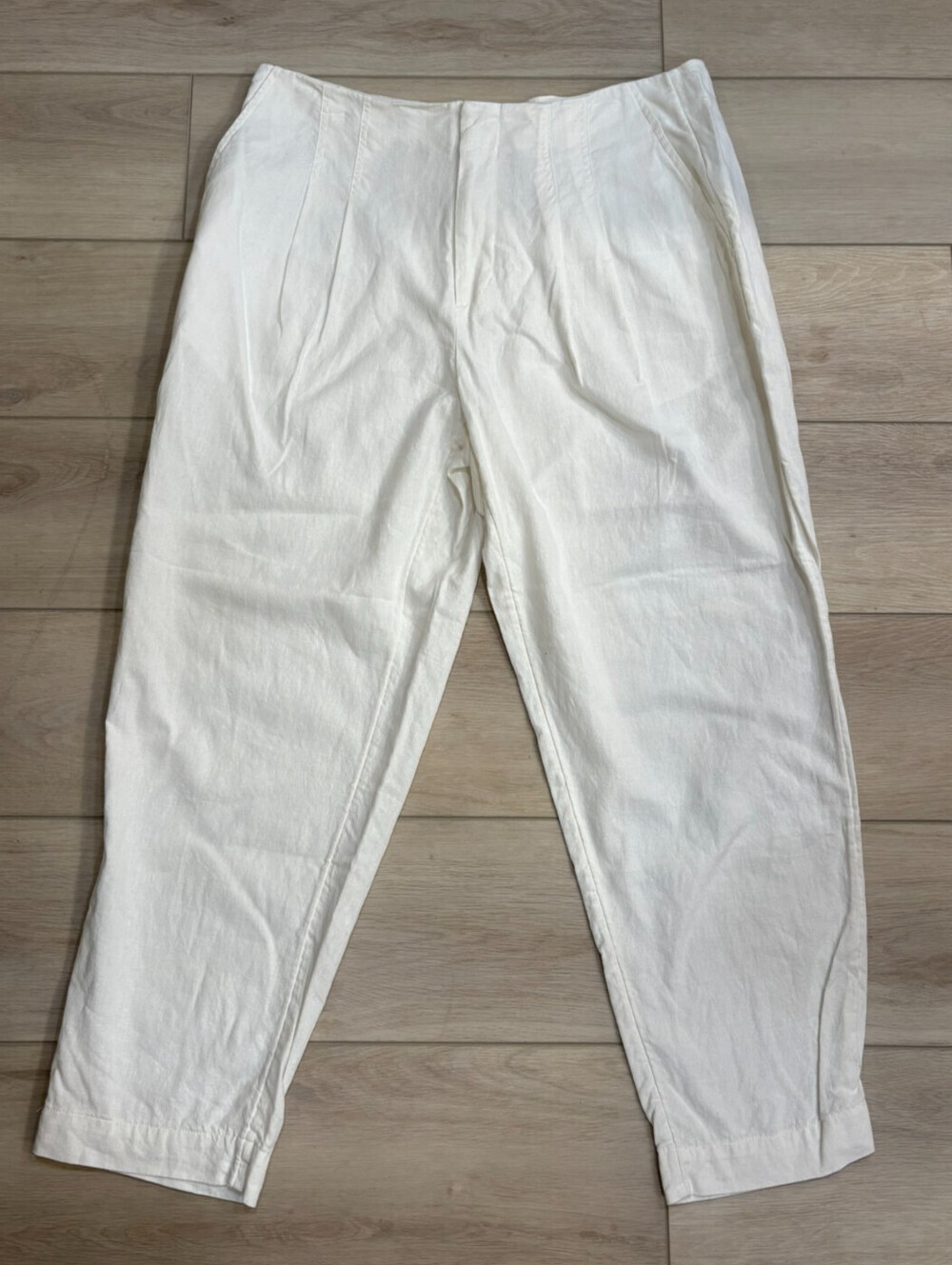 A New Day Womens Size 14 White Linen/ Rayon Blend Pants. Pleated Front, Tapered